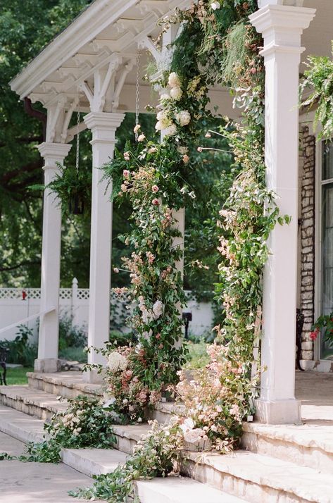 The Oakland House Museum in St. Louis, MO offers a beautiful historical space to host a wedding ceremony and reception. Flora Bridal, St Louis Wedding, Modern Romance, House Museum, Gorgeous Cakes, Blush Dresses, St Louis Mo, Chicago Wedding, Garden Arch