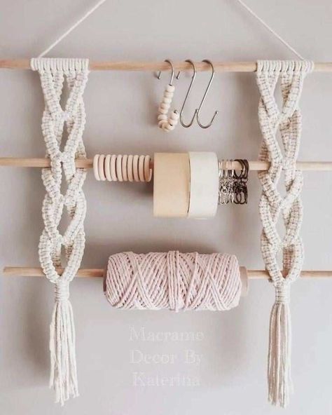 Cute Macrame, Macrame Wall Hangings, Macrame Knots Tutorial, Diy Boho Decor, Diy Jewelry Display, Macrame Wall Hanging Patterns, Macrame Patterns Tutorials, Modern Macrame, Macrame Ideas