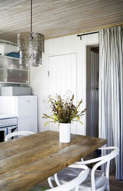 Lose Your Doors! 5 Stylish Space-Saving Door Alternatives — Small Space Ideas Door Alternatives Small Spaces, Kitchen Table Small Space, Small Space Apartment Ideas, Door Alternatives, Space Saving Doors, Bohemian Modern Style, Mini Loft, Space Apartments, Kitchen Chandelier