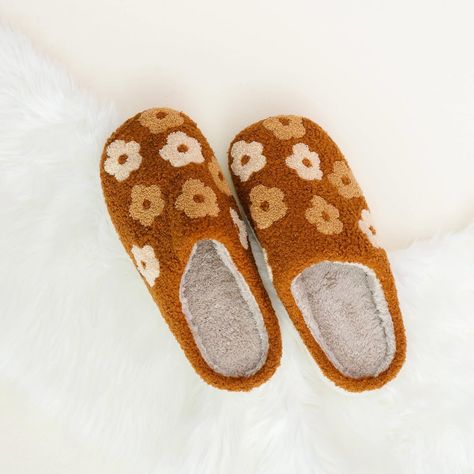 Comfortable and cute, we absolutely adore it. 🎀 Rooting Roses, Flower Slippers, Floral Slippers, Cozy Slippers, Brown Flower, Fuzzy Slippers, Daisy Pattern, Kids Sale, House Slippers