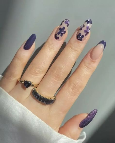 Dark purple nails are the perfect way to show off your dark and mysterious side. So, if you're looking for a cute new look, why not try them? Pottery Nails, Art On White Nails, Nail Art On White Nails, White Nails Cute, Purple Nail Ideas, Black And Purple Nails, Dark Purple Nails, Future Nails, Hoco Nails