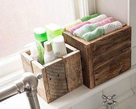 Rustic Wooden Box, Into The Wood, Reclaimed Pallet Wood, Pallet Crafts, Diy Holz, Chic Bathrooms, Bathroom Storage Cabinet, Wooden Crates, Into The Woods