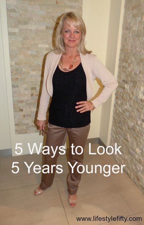 how to look younger Mode Over 50, Fashion Over Fifty, What Not To Wear, 60 Year Old Woman, Clothes For Women Over 50, Fifties Fashion, Over 60 Fashion, Older Women Fashion, 60 Fashion