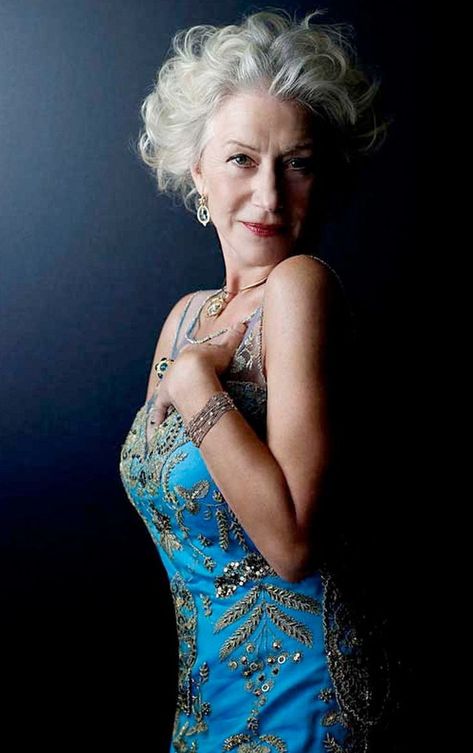 Helen Mirren by Giuliano Bekor Judi Dench, Stil Boho, Tilda Swinton, Helen Mirren, Ageless Beauty, Aging Beautifully, Aging Gracefully, Famous Faces, Silver Hair