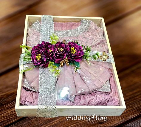 Saree Packing Ideas Wedding, Seserahan Mukena, Saree Packing, Packing Idea, Wedding Packing, Pretty Gift Wrapping Ideas, Wedding Gift Hampers, Wedding Platters, Trousseau Packing