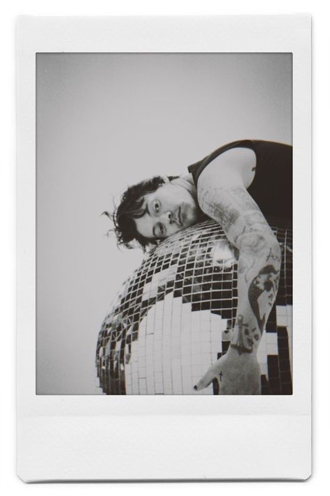 Harry Styles Polaroid, Harry Styles Dibujo, My Playlist, Harry Styles Poster, Harry Styles Aesthetic, Harry Styles Cute, Harry Styles Wallpaper, Polaroid Pictures, Harry Styles Pictures