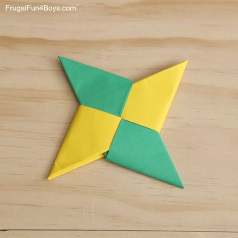 How to Fold Paper Ninja Stars – Frugal Fun For Boys and Girls Origami Dachshund, Ninja Star Origami, Star Paper Craft, Paper Ninja Stars, Missi Roti, Ninja Stars, Chirstmas Decor, Origami Star, Ninja Star