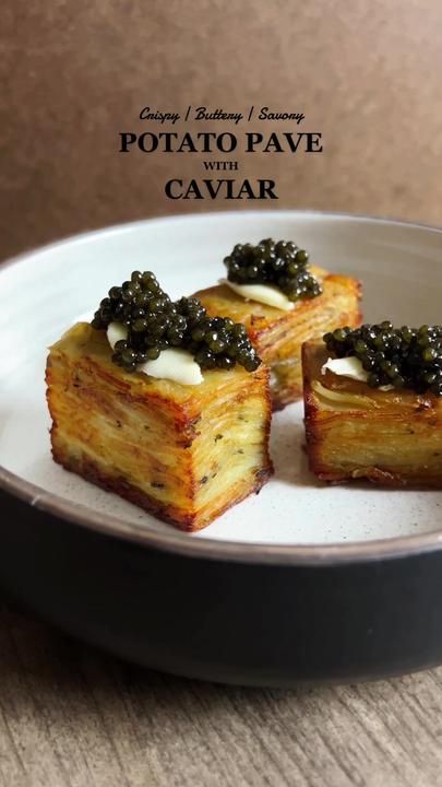 Potato Caviar Appetizer, Food Plating Photography, Potato With Caviar, Caviar Baked Potato, Fancy Dinner Party Food, Croustades Fillings, Fine Dining Hors D'oeuvres, Christmas Entree Ideas Appetizers, Caviar Potatoes