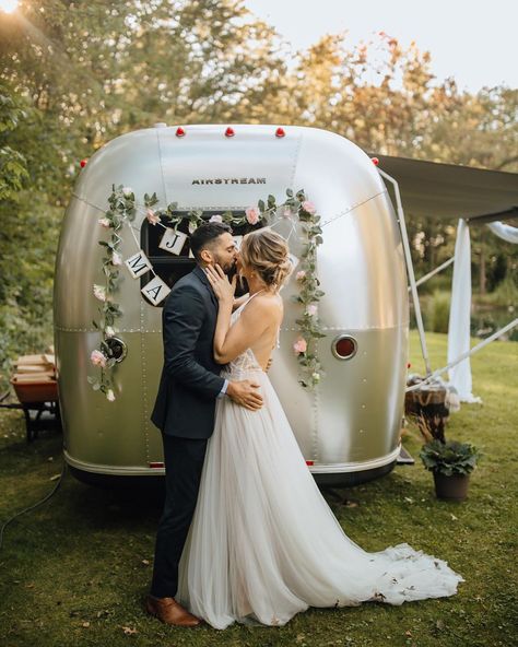 Airstream Wedding, Holland Wedding, Retro Wedding, Wedding Collection, Small Wedding, Just Married, Backyard Wedding, Wedding Inspo, Got Married