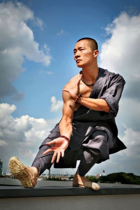 Shaolin kung fu monk warrior Shaolin Monks, Kung Fu Martial Arts, Shaolin Kung Fu, Tai Chi Chuan, Martial Arts Techniques, Pencak Silat, Martial Arts Styles, Action Pose, Chinese Martial Arts