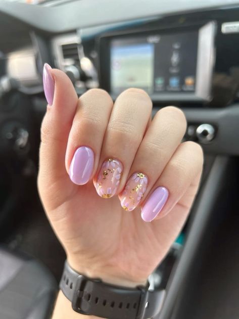 Nail Designs Lilac Lavender, Manicure Purple Lavender, Repunzle Nail Ideas, Nail Designs Purple Lavender, Lavender Nails With Flowers, Tangled Themed Nails, Lavender Nails Ideas, Lavender Nails Short, Rapunzel Inspired Nails