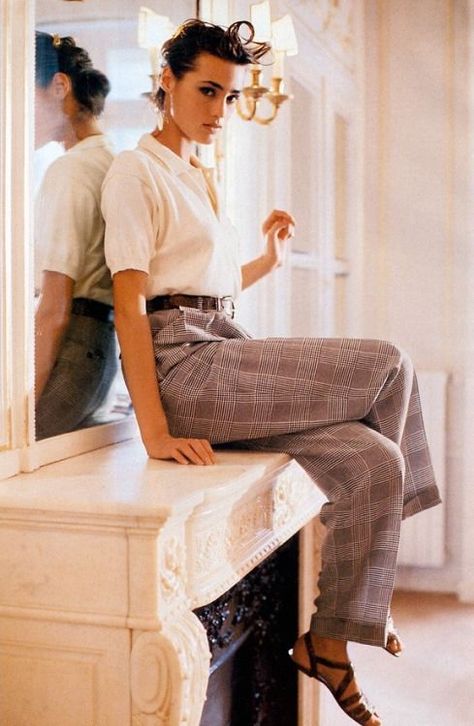 Yasmin Le Bon for Vogue Paris by Pamela Hanson, March 1988 Vintage Outfits Classy, Pamela Hanson, Paris Vogue, Yasmin Le Bon, 90s Fashion Women, Mode Editorials, Original Supermodels, Oufits Casual, 80s And 90s Fashion