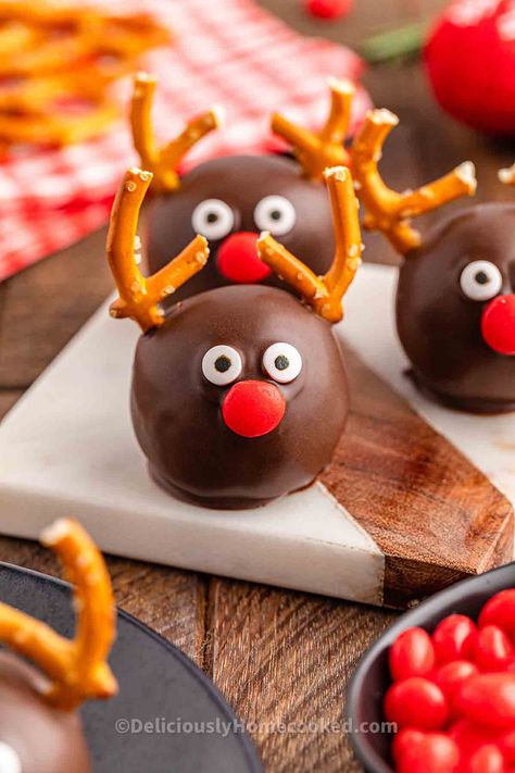 Reindeer Oreo balls Christmas School Treats, Reindeer Brownie, Oreo Balls Christmas, Oreo Balls Recipe, Oreo Cookie Balls, Christmas Truffles, Xmas Desserts, Chocolate Melting Wafers, Reindeer Cookies