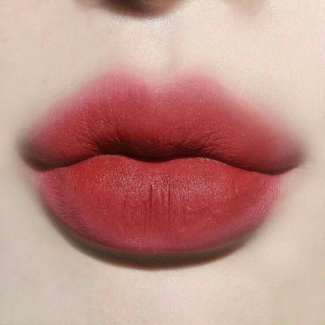 Makeup Bibir, Teknik Makeup, Lip Plumping Balm, Lips Painting, Makeup Korea, Korean Lips, Red Lipstick Makeup, Plump Lips, Korean Eye Makeup