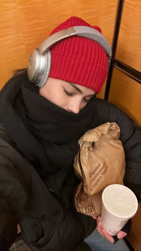 Winter Photo Dump, Headphones Noise Cancelling, Angelina Jolie Style, Bose Headphones, Bose Quietcomfort, Mexican Actress, University Style, Super Cat, Crazy Outfits