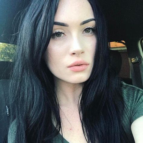 Pale Black Hair, Black Hair Pale Skin, Blonde Hair Pale Skin, Pale Skin Makeup, Black Red Hair, Hair Pale Skin, Black Hair Aesthetic, Hair Fair, Black Irish