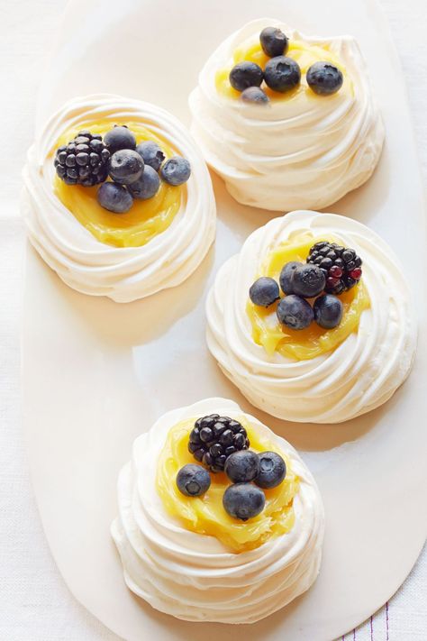 Lemon-Berry Meringue Nests Meringue Nests, Mint Julep Recipe, Mini Meringues, Lemon Curd Cake, Lemon Pudding Cake, Easy Easter Desserts, Easter Egg Cookies, Vanilla Recipes, Chocolate Sugar Cookies