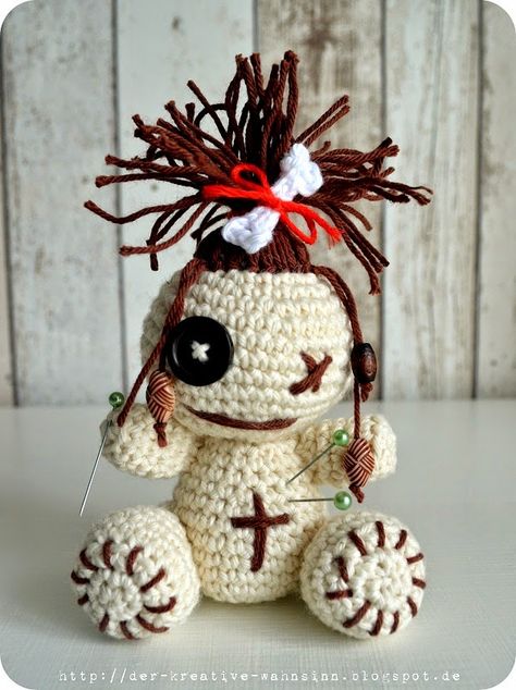 ... erfordern manchmal besondere Maßnahmen ;)    Falls mal jemand ordentlich nervt...    oder gerade kein Nadelkissen zur Hand ist oder, od... Crochet Creepy, Crochet Voodoo, Crochet Monsters, Halloween Crochet Patterns, Crochet Dragon, Halloween Doll, Voodoo Dolls, Halloween Crochet, Crochet Doll Pattern