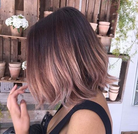 Rose Gold Ombre Bob Rose Gold Hair Balayage, Rose Gold Hair Ombre, Long Bob Balayage, Rose Gold Hair Brunette, Iconic Hair, Rose Gold Balayage, Long Bobs, Rose Gold Ombre, Gold Hair Colors