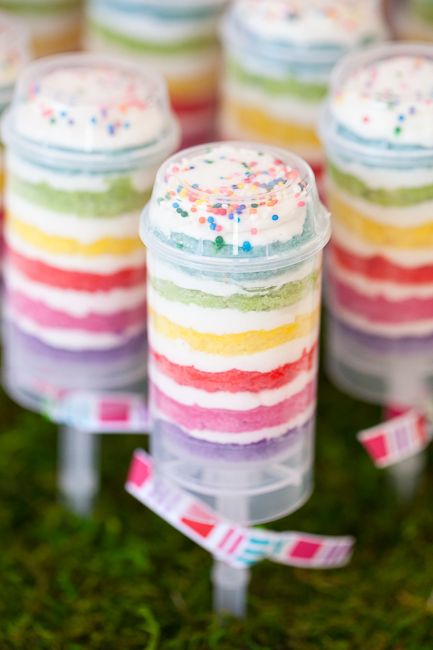 sprinkle cake push pops. Divine rainbow cake goodness! Perfect for little girls, and big girls Push Pop Desserts, Push Cake, Rainbow Cake Pops, Cake Push Pops, Push Up Pops, Dessert Original, Pop Cupcakes, Diy Confetti, Sprinkle Party