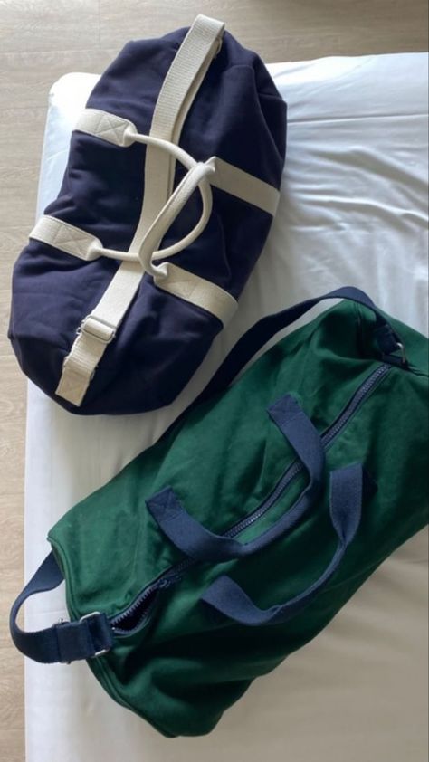 Duffel Bag Travel Packing, Aesthetic Duffel Bag, Aesthetic Duffle Bags, Good Backpacks, Duffel Bag Aesthetic, Duffle Bag Aesthetic, Packing Backpack, Airport Bag, Backpacking Bag