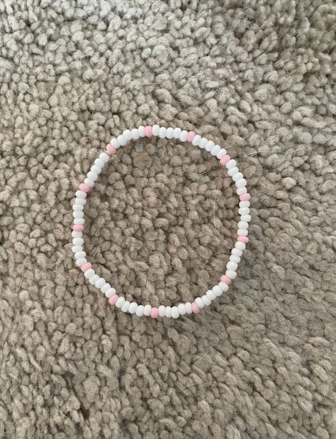 Beads Craft Kids, Seed Bead Bracelets Diy, Small Bead Bracelet, Beaded Jewelry Ideas, Pink Beaded Bracelets, White Beads Bracelet, Beaded Braclets, Homemade Bracelets, Cute Friendship Bracelets