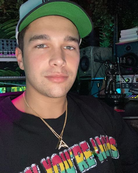 13 Likes, 0 Comments - Blehhhh (@mahoneappreciation) on Instagram: “😩😩😭. I miss his face. @austinmahone #austinmahone” Carter Reynolds, Taylor Caniff, Brent Rivera, Hottest Male Celebrities, Animal Education, Austin Mahone, Emo Guys, Cameron Dallas, Big Sean