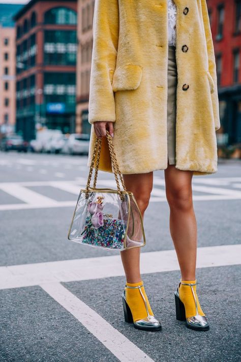 summer street style #fashion #ootd Heels Chanel, Yellow Socks, Mode Editorials, Yellow Boots, Yellow Shoes, Virtual Stylist, Looks Street Style, Street Style Winter, Chanel Vintage