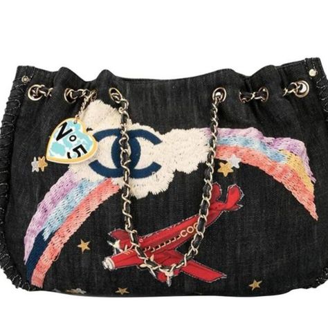 CHANEL RARE DENIM AIRPLANE MIXED MEDIA TOTE 2001 Dr Shoes, Denim Shoulder Bags, Fame Dr, Fancy Bags, Cheap Bags, Pretty Bags, Dolce E Gabbana, Medium Tote, Cute Bags