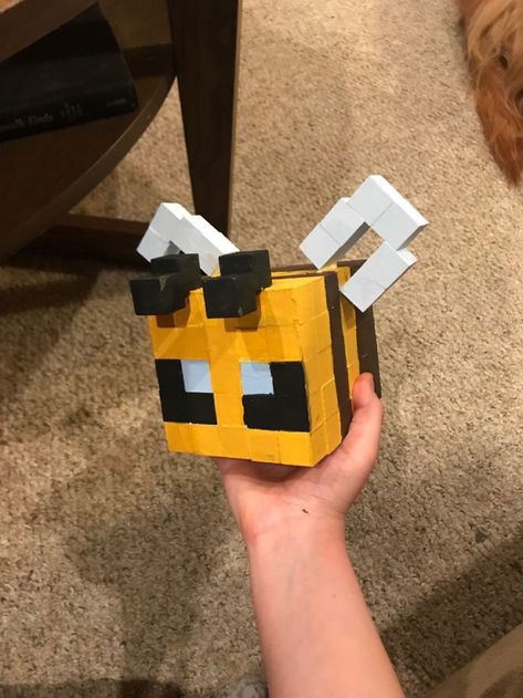 Minecraft Cat Wood Blocks, Minecraft Cardboard Crafts Diy, Minecraft Bee Wooden Blocks, Minecraft Diy Crafts Bedrooms, Minecraft Crafts Irl, Minecraft Gift Ideas Diy, Minecraft Ideas Para Decorar, Minecraft Wooden Block Crafts, Cute Origami Step By Step