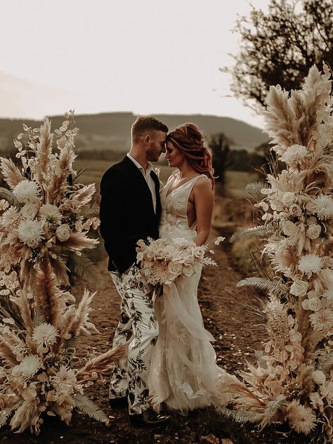 Boho Arbour Wedding, Wedding Hair Dried Flowers, Boho Ceremony Flowers, Broken Arch Dried Flowers, Christmas Boho Wedding, Neutral Wedding Arch, Boho Arches For Weddings, Dried Flower Wedding Arch, Alter Florals