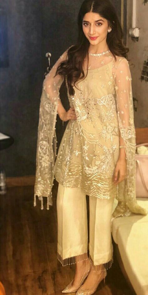 Mawra hocane Mawra Hocane Suits, Pakistani Dress Design Ideas, Pakistani Suit Design, Pakistani Dresses Design, Dresses Design Ideas, Actress Life, Urwa Hocane, Actress Dress, Wedding Husband