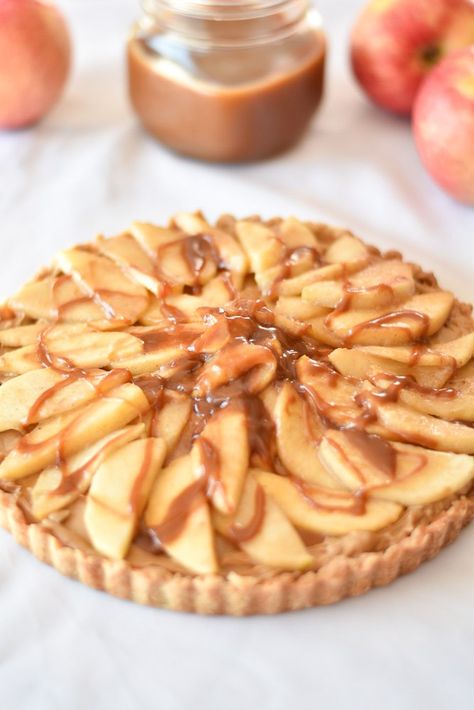 Caramel Apple Tart, Caramel Apple Kits, Apple Tart Recipe, Pear Tart, Caramel Tart, Caramel Desserts, Cheese Tarts, Apples And Cheese, Apple Tart