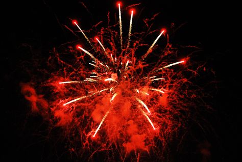 Feu d'artifice #fireworks #red Red Fireworks Aesthetic, Red Fireworks, How To Draw Fireworks, Froy Gutierrez, Types Of Aesthetics, Gryffindor Aesthetic, Aesthetic Objects, Bloc Party, Fred Weasley