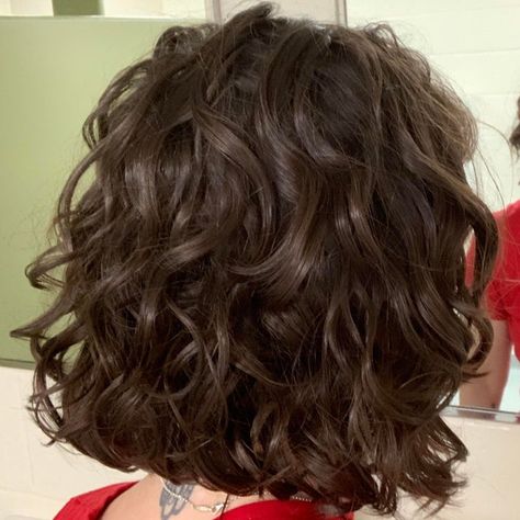 Short Layered Curly Hair, Brown Wavy Hair, Short Wavy Haircuts, Free Friday, Natural Curly Hair Cuts, Layered Curly Hair, Brown Curly Hair, Curly Hair Photos, Short Brown Hair