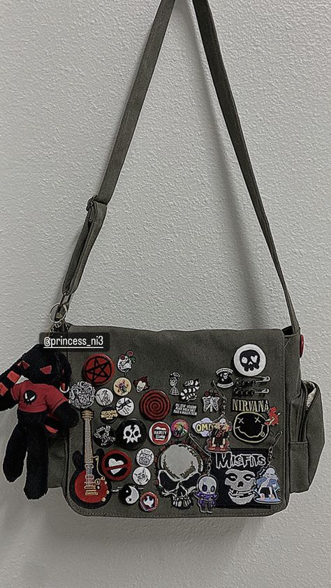 Bag Patches Ideas, Alt Messenger Bag, Emo Messenger Bag, Emo Backpacks Diy, Grunge Stuff To Buy, Punk Messenger Bag, Messenger Bag Ideas, Pin Bag Aesthetic, Bag With Pins And Patches