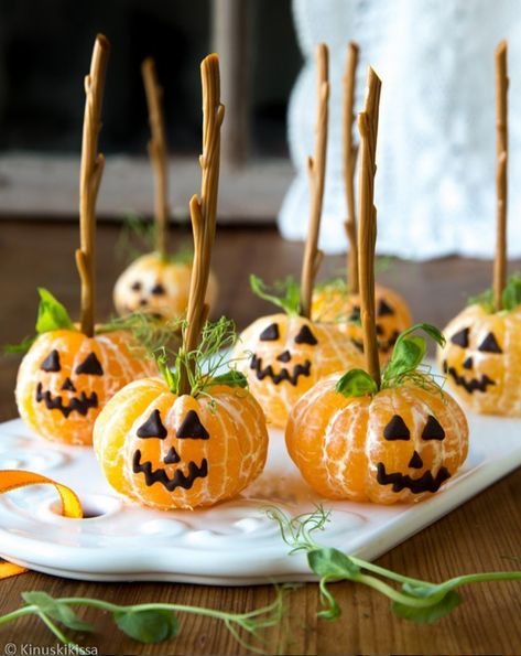 Pumpkin Oranges 🎃 - SO CUTE!... - Kitchen Fun With My 3 Sons Pelottava Halloween, Easy Halloween Snacks, Recetas Halloween, Dulces Halloween, Healthy Halloween Treats, Halloween Party Snacks, Halloween Fest, Easy Halloween Food, Halloween Food Treats