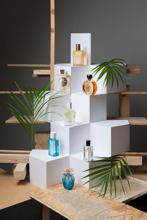 Product Shelf Design, Product Window Display, Product Display Exhibition, Visual Display Ideas, Beauty Product Display Ideas, Products Display Ideas, Product Display Box, Box Display Ideas, Geometric Shelving