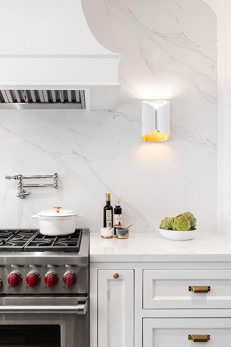 Quartz Backsplash, Quartz Kitchen, Marble Backsplash, Home Luxury, Kitchen Lighting Fixtures, Transitional Kitchen, Kitchen Marble, Interiors Design, Kitchen Tiles Backsplash