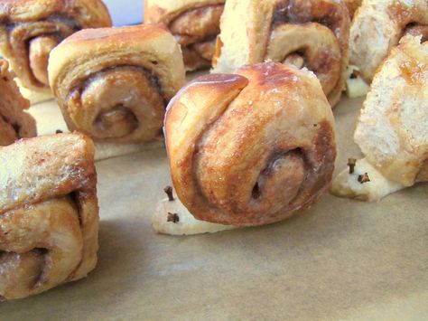 Cinnamon roll snails with banana bodes. Dessert for the animal food party. Cinnamon Roll Snails, Fun Cinnamon Roll Shapes, Snail Cinnamon Rolls, Snail Shaped Food, Animal Themed Food, Animal Shaped Foods, Snail Trail, Kitchen Classroom, Animal Food