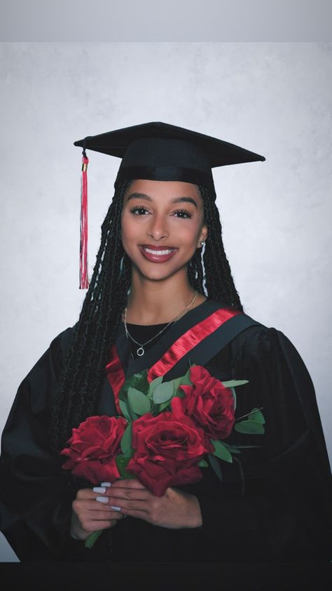 Grad Photos Hairstyles, Portrait Graduation Photography, Ideas For Graduation Photoshoot, Braids Graduation Cap, Photoshoot Ideas For Graduation, 2024 Graduation Picture Ideas, Graduation Hair With Cap, Braids For Graduation, Style My Braids