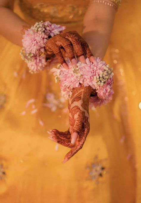 Gajra Designs For Bride, Hand Gajra For Haldi, Real Flower Jewelry For Bride, Hand Gajra Pakistani, Hand Gajra For Bride, Queen Dp, Real Flower Jewellery, Flower Jewellery For Haldi, Flower Jewellery For Mehndi