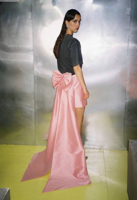 Skirt With Bow, Bow Fashion, Taffeta Skirt, Mix Style, Pink Skirt, Types Of Dresses, Fashion Details, Couture Fashion, Runway Fashion