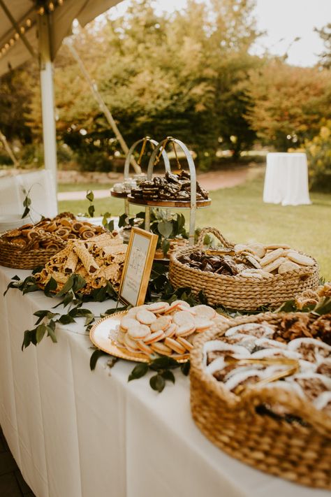 Farm Wedding Dessert Table, Cookie Table At Wedding Reception, Folding Table Wedding Decor, Fall Wedding Buffet Table Decor, Outdoor Wedding Food Table, Snacks Table Wedding, Boho Cookie Table, Wedding Dessert Cookies, Food Tables At Weddings