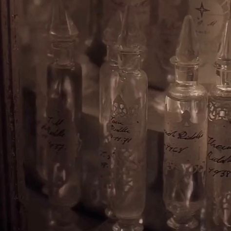 Hogwarts Rain Aesthetic, Potions Class Aesthetic, Harry Potter Aesthetic Harry, Life At Hogwarts, Harry Potter Vibes, Aesthetic Harry Potter, Shifting To Hogwarts, Hp Aesthetic, Harry Potter Harry