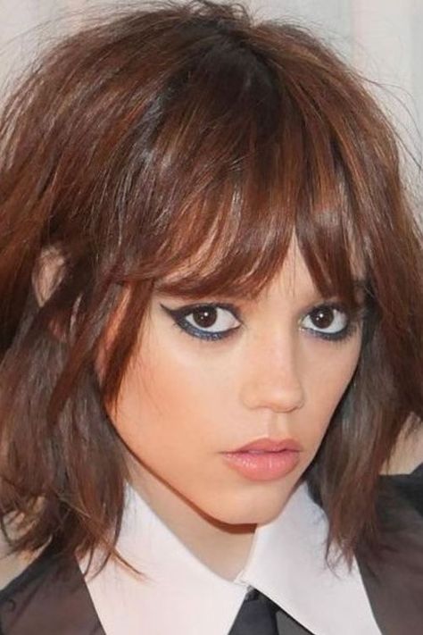 Get hair inspiration from Jenna Ortega! Explore her stunning hair transformations and learn how to achieve her iconic looks for yourself. Jenna Ortega Shag Haircut, Jenny Ortega Hair, Bob Hairstyles With Bangs, Beauty Images, Grow Out, Top Beauty Products, Jenna Ortega, Blow Dry, Hair A