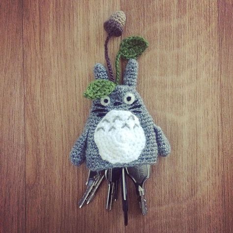 Totoro Pattern, Crochet Key Cover, Crochet Totoro, Confection Au Crochet, Bonnet Crochet, Crochet Blog, Key Cover, Crochet Keychain, Key Covers