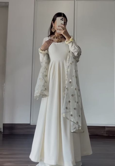 Desi Simple Outfits, Indian Wedding Outfits Simple, White Pakistani Suit Party Wear, Simple Pakistani Dresses Casual Design, Eid Fits, Lehenga Type, White Anarkali Suits, White Anarkali, Desi Dress