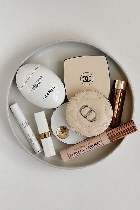 beauty must haves Project Aesthetic, Minimalist Makeup, White Makeup, Minimalist Beauty, Luxury Cosmetics, Cream Aesthetic, Favorite Makeup Products, Chanel Beauty, Chanel Makeup