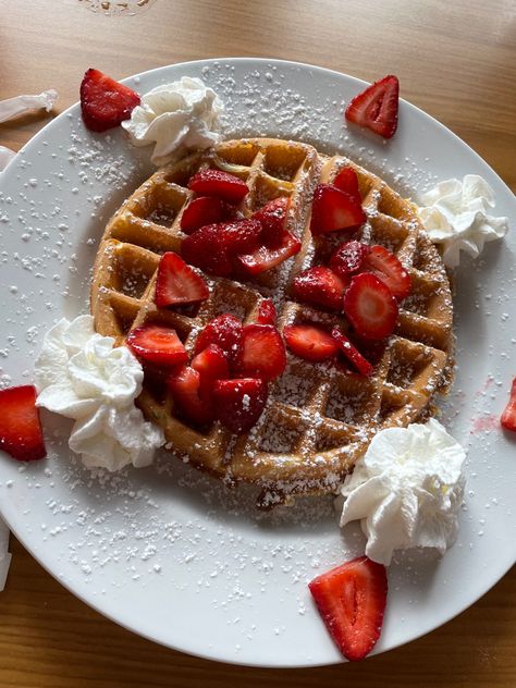 Breakfast Ideas Waffles, Strawberry Waffles, Bakery Foods, Pretty Dessert, Food Therapy, Easy Baking Recipes Desserts, Yummy Comfort Food, Sweet Snacks Recipes, Pancakes And Waffles